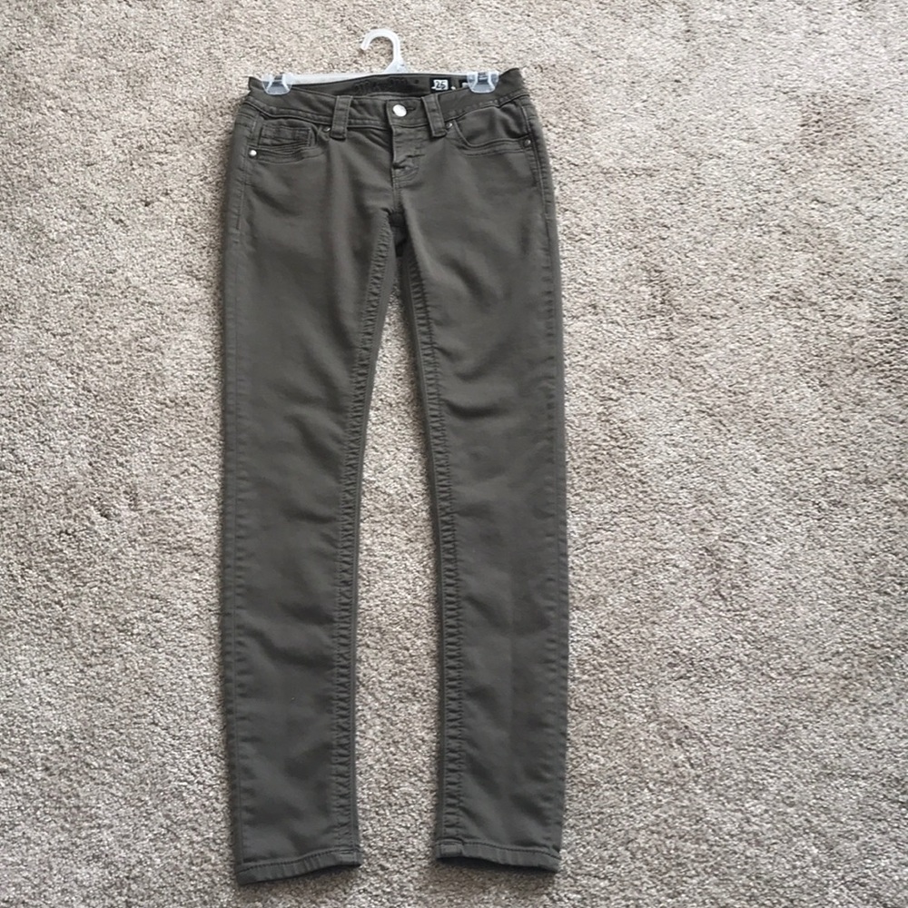 Hardly worn just don't fit me well but super cute